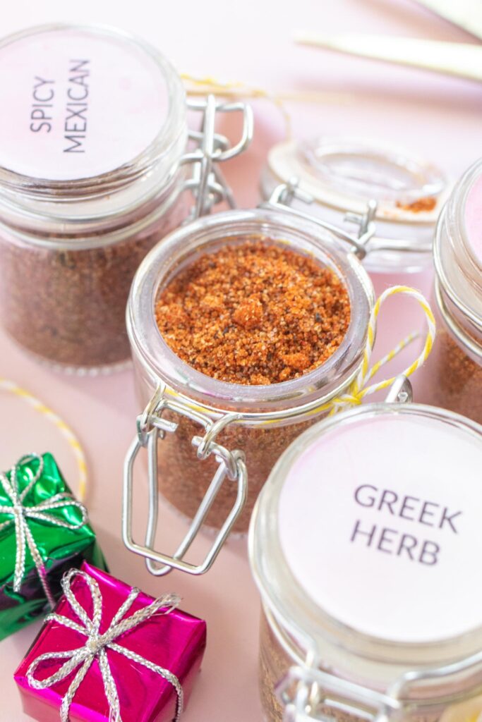 Easy Spice Mix Gifts with Darice for the Holidays // Make sweet homemade gifts using products from Darice and Consumer Crafts! Try these 5 spice mix recipes for making easy food gifts for coworkers, friends and family! #ad #giftideas #christmasgift #foodgifts #diygifts #spicemixes #stickerpaper #weddingfavors