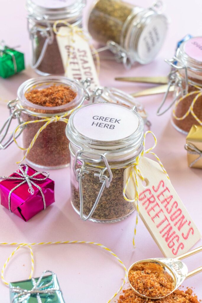 Easy Spice Mix Gifts with Darice for the Holidays // Make sweet homemade gifts using products from Darice and Consumer Crafts! Try these 5 spice mix recipes for making easy food gifts for coworkers, friends and family! #ad #giftideas #christmasgift #foodgifts #diygifts #spicemixes #stickerpaper #weddingfavors