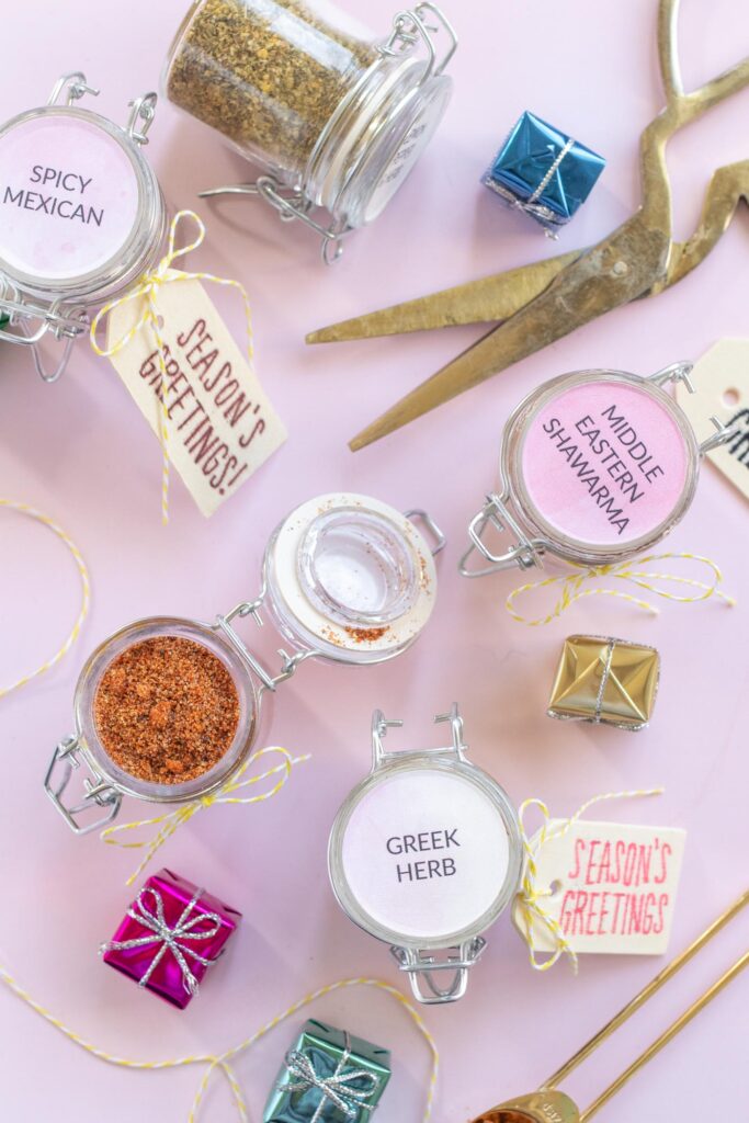 Easy Spice Mix Gifts with Darice for the Holidays // Make sweet homemade gifts using products from Darice and Consumer Crafts! Try these 5 spice mix recipes for making easy food gifts for coworkers, friends and family! #ad #giftideas #christmasgift #foodgifts #diygifts #spicemixes #stickerpaper #weddingfavors