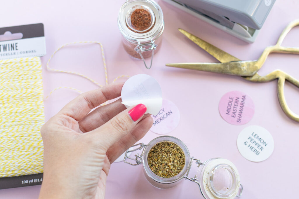 Easy Spice Mix Gifts with Darice for the Holidays // Make sweet homemade gifts using products from Darice and Consumer Crafts! Try these 5 spice mix recipes for making easy food gifts for coworkers, friends and family! #ad #giftideas #christmasgift #foodgifts #diygifts #spicemixes #stickerpaper #weddingfavors
