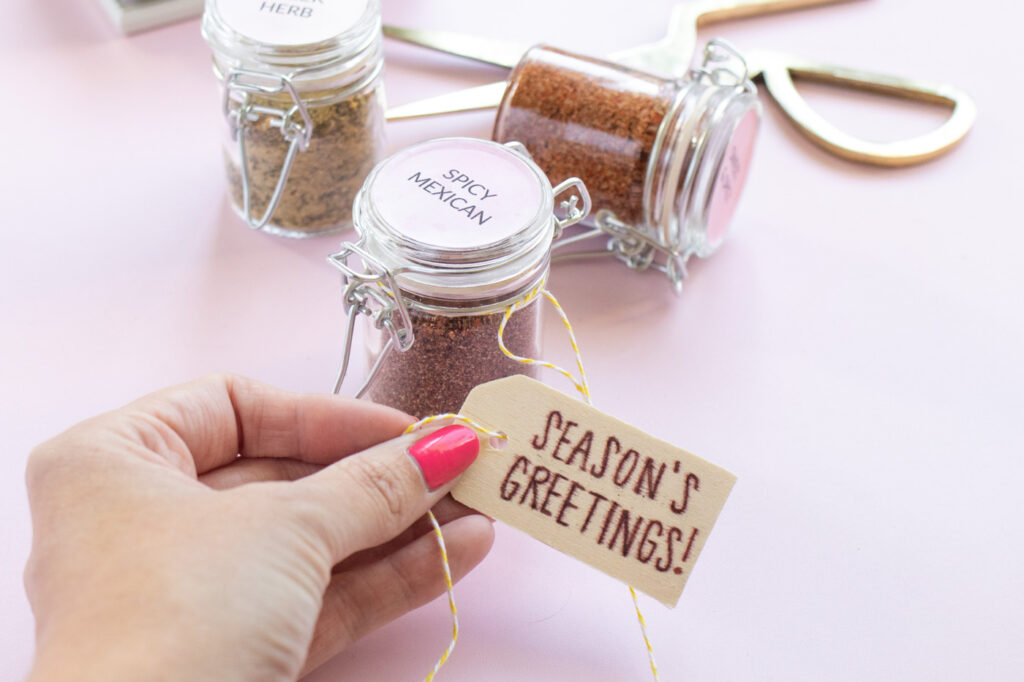 Easy Spice Mix Gifts with Darice for the Holidays // Make sweet homemade gifts using products from Darice and Consumer Crafts! Try these 5 spice mix recipes for making easy food gifts for coworkers, friends and family! #ad #giftideas #christmasgift #foodgifts #diygifts #spicemixes #stickerpaper #weddingfavors
