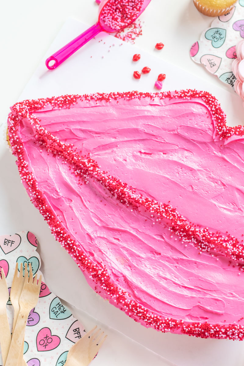 Lips Pull-Apart Cupcakes for Valentine's Day // Lips Cupcake Cake // Celebrate V-Day or Galentine's Day with an easy cupcake cake in the shape of lips! Simple arrange cupcake and decorate for an easy cake decorating hack for adults or kids! #valentinesday #galentinesday #vday #cakedecorating #cupcakes #cakehack #partyfood #partydessert