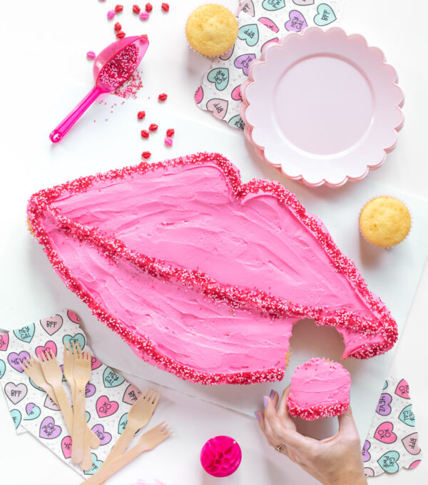 Lips Pull-Apart Cupcakes for Valentine's Day // Lips Cupcake Cake // Celebrate V-Day or Galentine's Day with an easy cupcake cake in the shape of lips! Simple arrange cupcake and decorate for an easy cake decorating hack for adults or kids! #valentinesday #galentinesday #vday #cakedecorating #cupcakes #cakehack #partyfood #partydessert