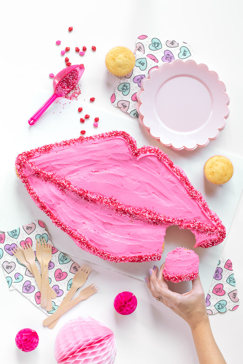 Lips Pull-Apart Cupcakes for Valentine's Day // Lips Cupcake Cake // Celebrate V-Day or Galentine's Day with an easy cupcake cake in the shape of lips! Simple arrange cupcake and decorate for an easy cake decorating hack for adults or kids! #valentinesday #galentinesday #vday #cakedecorating #cupcakes #cakehack #partyfood #partydessert