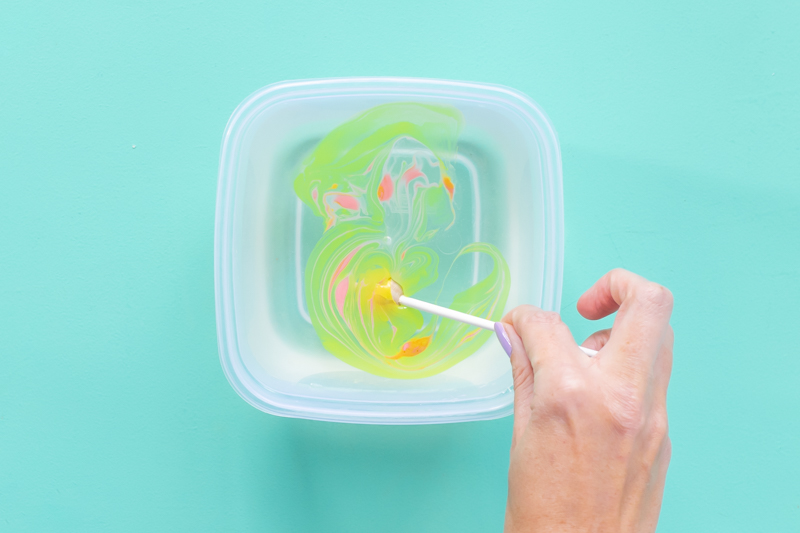How to Nail Polish Marble Beads for Jewelry // Check out this guide to nail polish marbling with tips and tricks for creating marbled effects on almost any object! Make colorful marbled beads for jewelry, garlands and more! #budgetdiy #diyjewelry #marbled #nailpolish #nailart #painting #diyideas #diysforteens