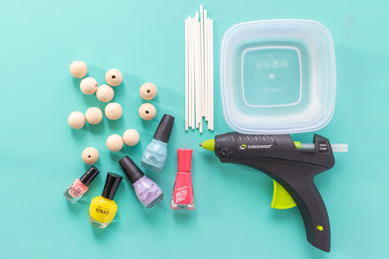 How to Nail Polish Marble Beads for Jewelry // Check out this guide to nail polish marbling with tips and tricks for creating marbled effects on almost any object! Make colorful marbled beads for jewelry, garlands and more! #budgetdiy #diyjewelry #marbled #nailpolish #nailart #painting #diyideas #diysforteens