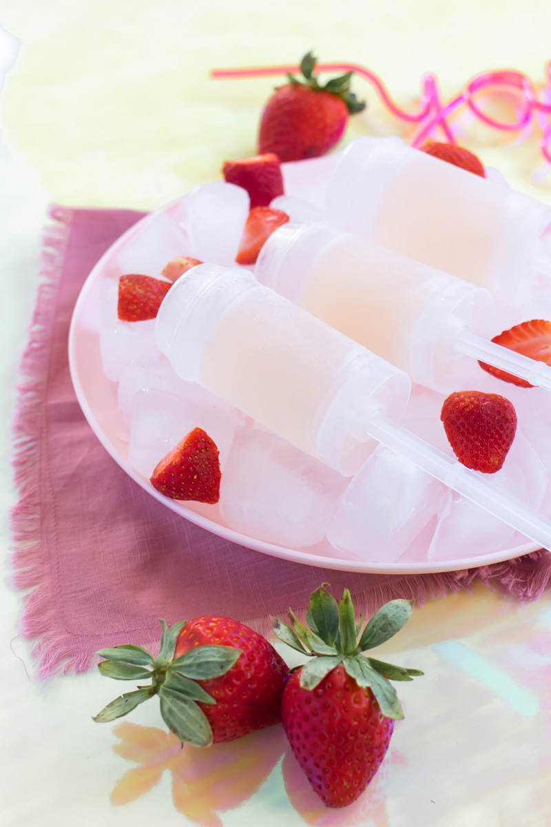 Easy Rosé Push Pops // Combine your favorite rosé wine, spirit and lemonade for refreshing homemade push pops or alcoholic popsicles! Enjoy push pops with less mess and a recipe with only 3 ingredients #popsicles #frozenrecipes #summerrecipes #froserecipes #pushpops #roserecipes #sangria #summercocktails #winecocktails #winepops