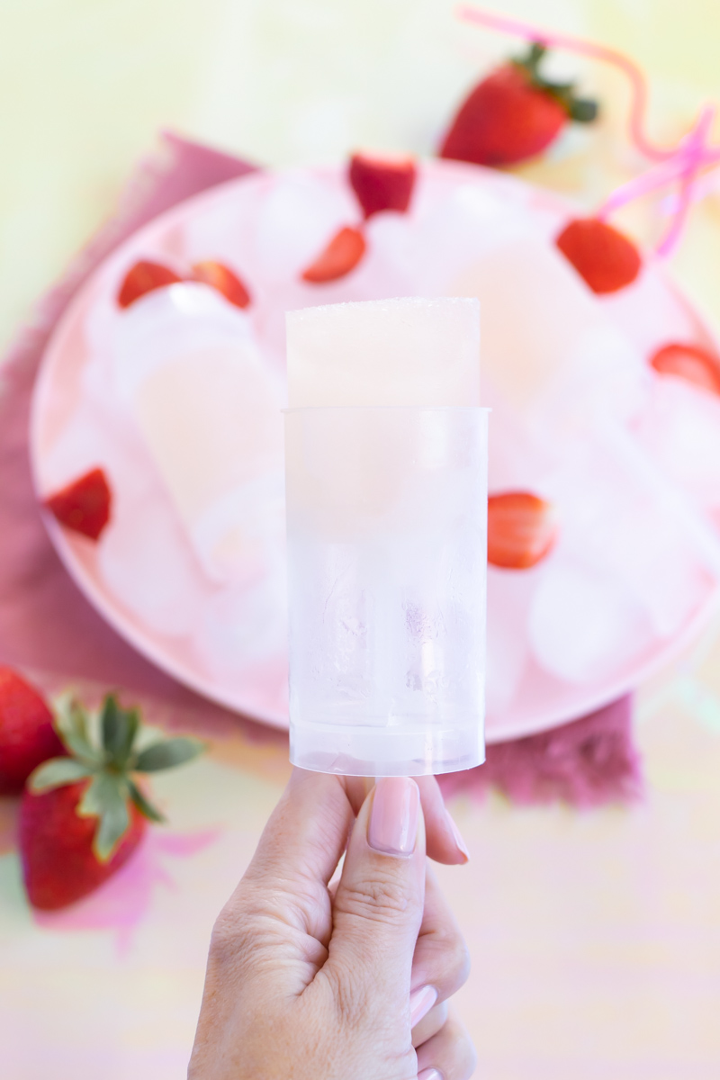 Easy Rosé Push Pops // Combine your favorite rosé wine, spirit and lemonade for refreshing homemade push pops or alcoholic popsicles! Enjoy push pops with less mess and a recipe with only 3 ingredients #popsicles #frozenrecipes #summerrecipes #froserecipes #pushpops #roserecipes #sangria #summercocktails #winecocktails #winepops