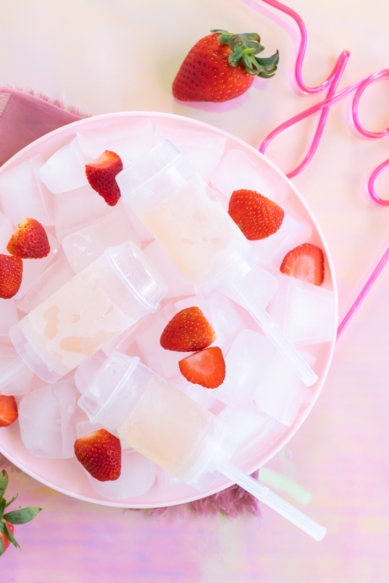 Easy Rosé Push Pops // Combine your favorite rosé wine, spirit and lemonade for refreshing homemade push pops or alcoholic popsicles! Enjoy push pops with less mess and a recipe with only 3 ingredients #popsicles #frozenrecipes #summerrecipes #froserecipes #pushpops #roserecipes #sangria #summercocktails #winecocktails #winepops
