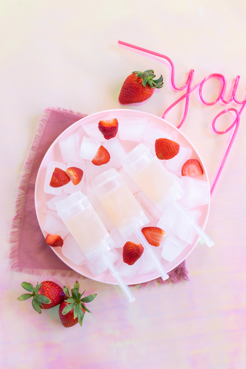 Easy Rosé Push Pops // Combine your favorite rosé wine, spirit and lemonade for refreshing homemade push pops or alcoholic popsicles! Enjoy push pops with less mess and a recipe with only 3 ingredients #popsicles #frozenrecipes #summerrecipes #froserecipes #pushpops #roserecipes #sangria #summercocktails #winecocktails #winepops