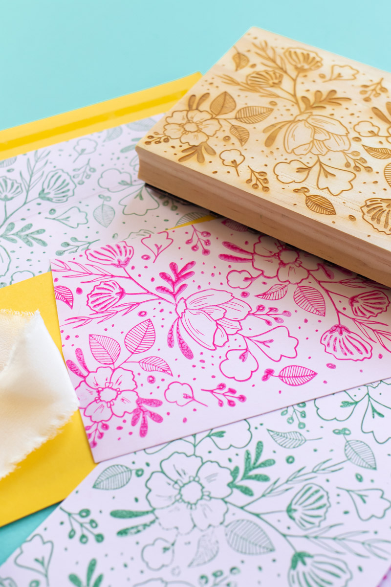 DIY Floral Stamped Envelope Liners // Make DIY wedding stationary with these stamped envelope liners using a large floral stamp and inks from RubberStamps.com! Custom envelope liners are the perfect way to make elegant event stationary. Click through for the easy DIY tutorial #ad #weddingdiy #weddingcrafts #papercrafts #stamping #weddingstationary #diystationary #cardmaking #partydiy