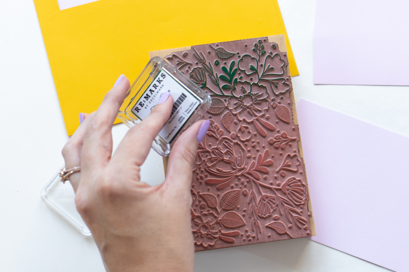DIY Floral Stamped Envelope Liners // Make DIY wedding stationary with these stamped envelope liners using a large floral stamp and inks from RubberStamps.com! Custom envelope liners are the perfect way to make elegant event stationary. Click through for the easy DIY tutorial #ad #weddingdiy #weddingcrafts #papercrafts #stamping #weddingstationary #diystationary #cardmaking #partydiy