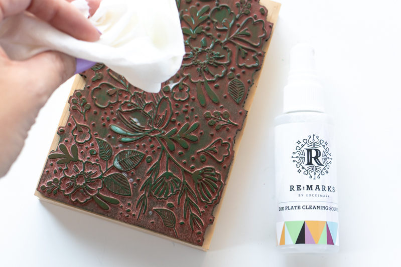 DIY Floral Stamped Envelope Liners // Make DIY wedding stationary with these stamped envelope liners using a large floral stamp and inks from RubberStamps.com! Custom envelope liners are the perfect way to make elegant event stationary. Click through for the easy DIY tutorial #ad #weddingdiy #weddingcrafts #papercrafts #stamping #weddingstationary #diystationary #cardmaking #partydiy