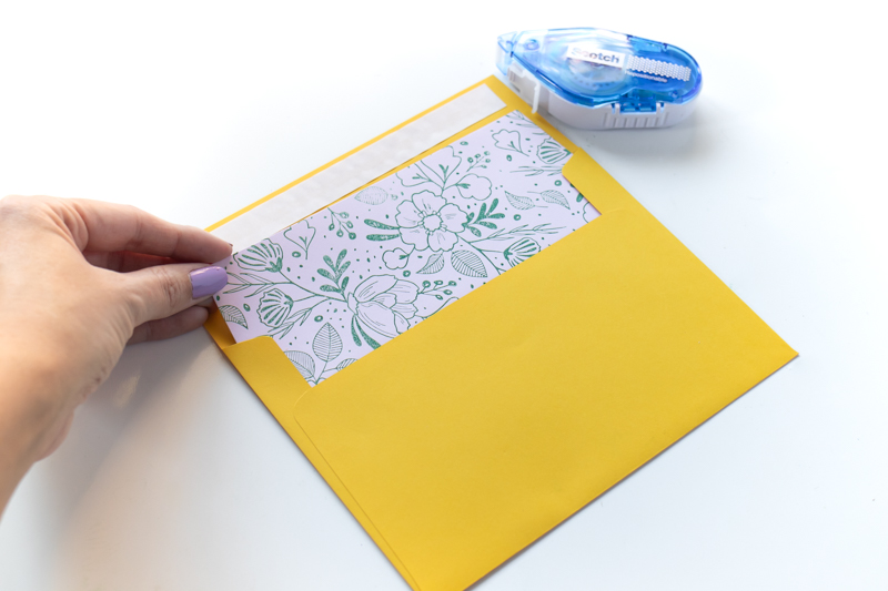 DIY Floral Stamped Envelope Liners // Make DIY wedding stationary with these stamped envelope liners using a large floral stamp and inks from RubberStamps.com! Custom envelope liners are the perfect way to make elegant event stationary. Click through for the easy DIY tutorial #ad #weddingdiy #weddingcrafts #papercrafts #stamping #weddingstationary #diystationary #cardmaking #partydiy
