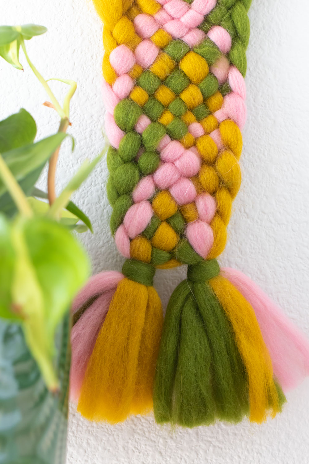 Bottom of weaving wall hanging DIY with macrame knot